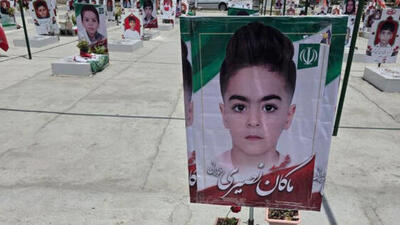  مزار نمادین شهید ماکان نصیری در گلزار شهدای میناب