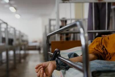 تعطیلی موقت یک مرکز نگهداری از کودکان معلول ذهنی در تهران/ ماجرای سوختگی پای «مرسانا» با آب داغ و بستن کودکان به تخت چیست؟