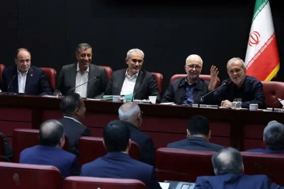 تصاویر / نشست پزشکیان با اعضای اتاق بازرگانی تهران