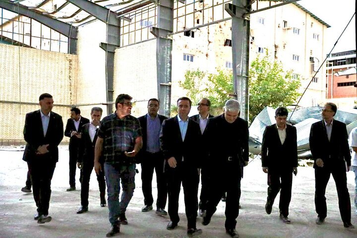 بازدید سرپرست بانک صادرات ایران از کارخانه آسیب‌دیده از جنگ